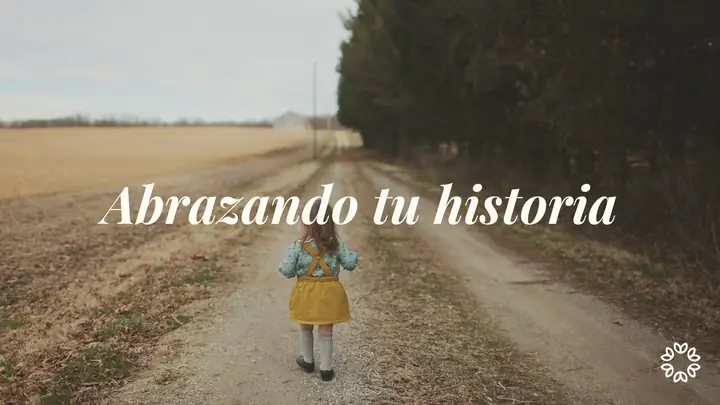 Portada de la clase Abrazando tu historia: una niña de espaldas en un camino de campo