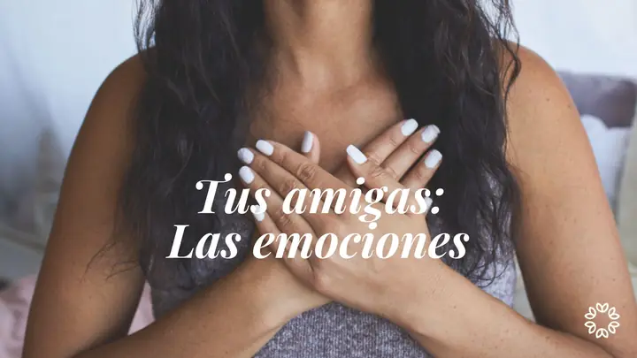 Portada de la clase Tus amigas, las emociones: una mujer con las manos sobre el pecho