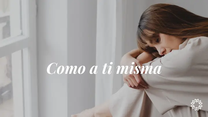 Portada de la clase Como a ti misma: una mujer abrazando sus rodillas junto a una ventana