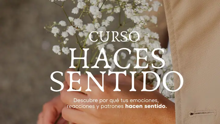 Portada del curso Haces sentido: una mano sosteniendo flores blancas