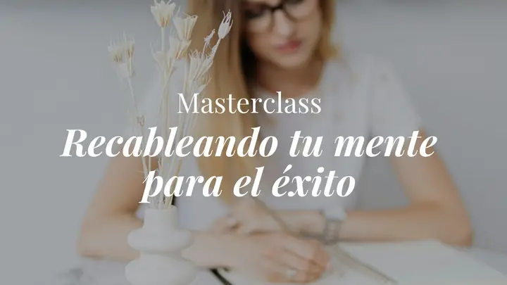 Portada de la masterclass Recableando tu mente para el éxito: una mujer escribiendo en una libreta