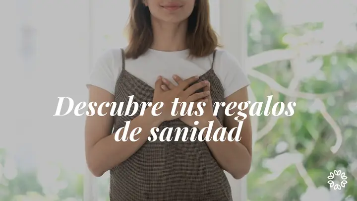 Portada de la clase Descubre tus regalos de sanidad: una mujer con las manos sobre el corazón