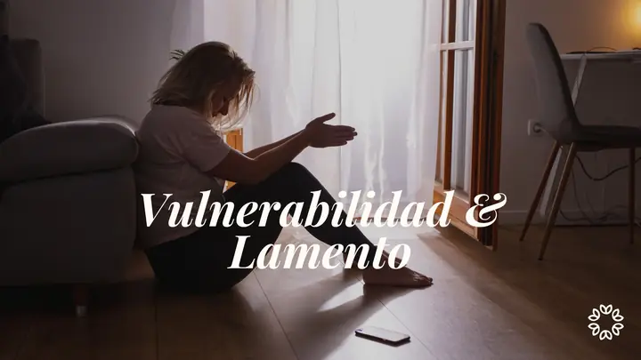 Portada de la clase Vulnerabilidad y lamento: una mujer sentada en el piso junto a un sillón