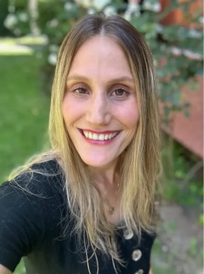 Daniela, mentora de El Jardín, sonriendo en un jardín